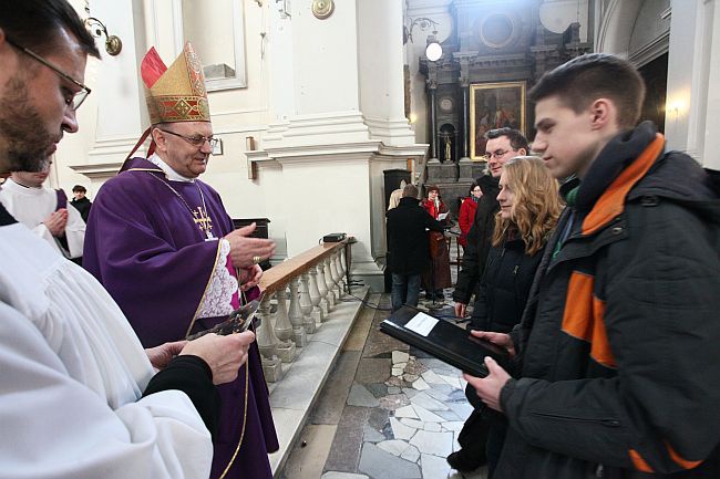 Bp Tadeusz Pikus do młodzieży: Bóg jest bezradny wobec niewiary