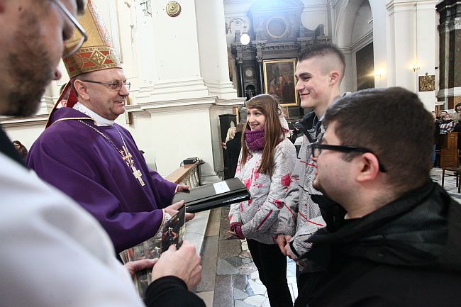 Bp Tadeusz Pikus do młodzieży: Bóg jest bezradny wobec niewiary