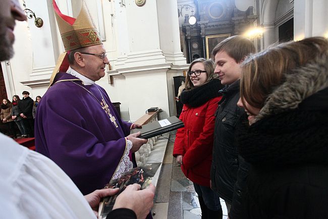 Bp Tadeusz Pikus do młodzieży: Bóg jest bezradny wobec niewiary