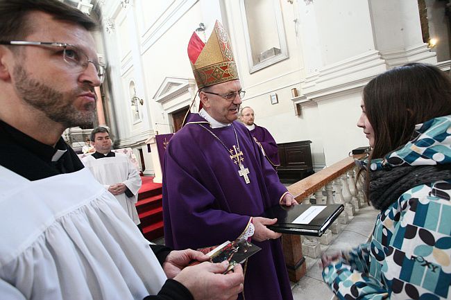 Bp Tadeusz Pikus do młodzieży: Bóg jest bezradny wobec niewiary