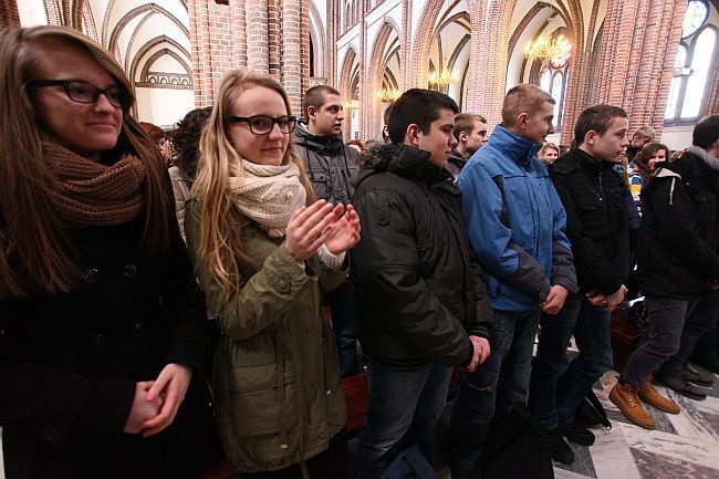 Młodzież w katedrze św. Michała Archanioła i św. Floriana na Pradze