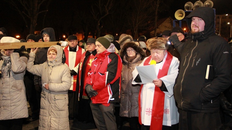 Szli za krzyżem