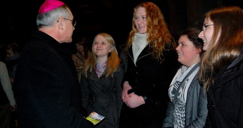 Maturzyści mieli okazję osobiście porozmawiać z biskupem Edwardem Dajczakiem