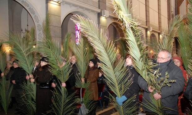 – Palmy symbolizują chrześcijan, którzy zawsze są wierni Chrystusowi – mówią neokatechumeni