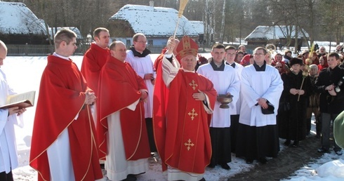 Msza św. i procesja w radomskim skansenie