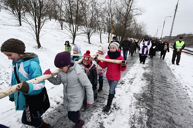 Zanieśli krzyż na górę popiołów