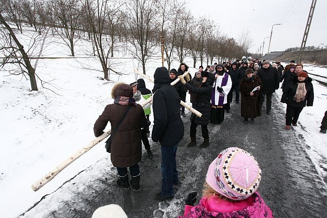 Zanieśli krzyż na górę popiołów