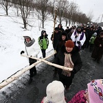 Zanieśli krzyż na górę popiołów