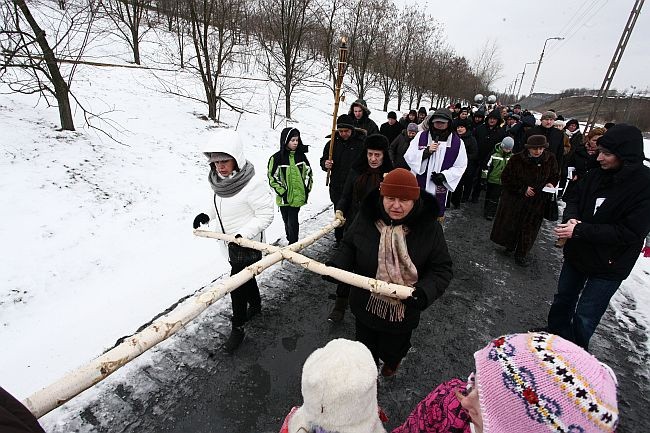 Zanieśli krzyż na górę popiołów