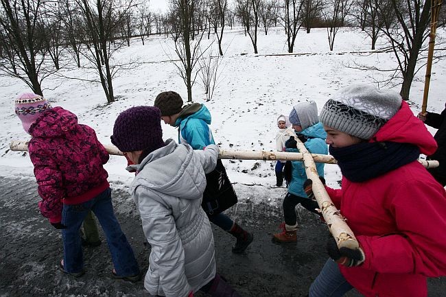 Zanieśli krzyż na górę popiołów