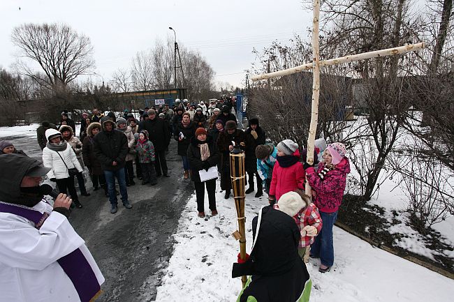 Zanieśli krzyż na górę popiołów