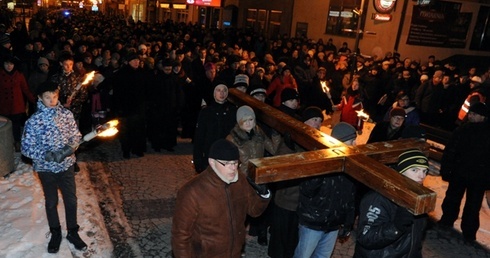 Centralny deptak miasta wypełniła młoda, rozmodlona rzesza wiernych