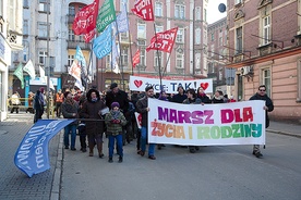 W przemarszu uczestniczyło kilkadziesiąt osób