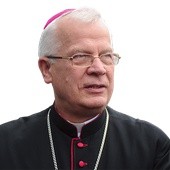 Abp Józef Michalik drugą kadencję pełni funkcję przewodniczącego Konferencji Episkopatu Polski, od 1993 r. jest metropolitą przemyskim, w latach 1986–1992 był biskupem zielonogórsko-gorzowskim. Ma 72 lata.
