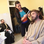 Stanisław Pońc musi poddawać się zabiegom czesania... peruki