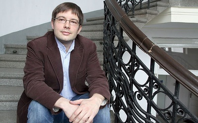 Maciej Müller jest mężem Kasi,  ojcem Jasia i Ani