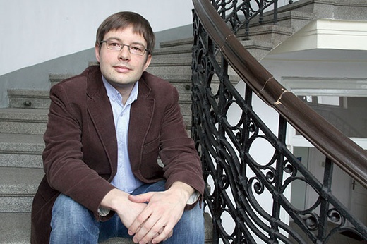 Maciej Müller jest mężem Kasi,  ojcem Jasia i Ani