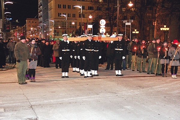  Pierwsi krzyż nieśli marynarze