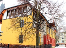   Konwikt Kapłanów Warmińskich znajduje się przy kościele pw. Najświętszego Serca Pana Jezusa w Olsztynie  