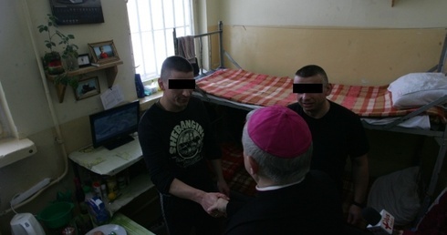 Wielkanoc za kratami