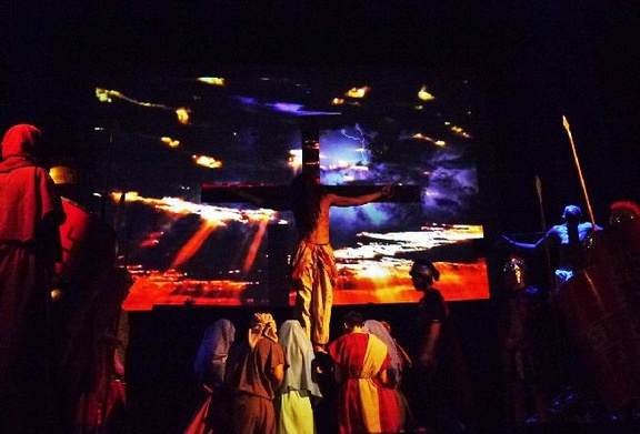 Przedstawieniu Męki Pańskiej w płońskim kinie Kalejdoskop towarzyszyły imponujące efekty świetlne