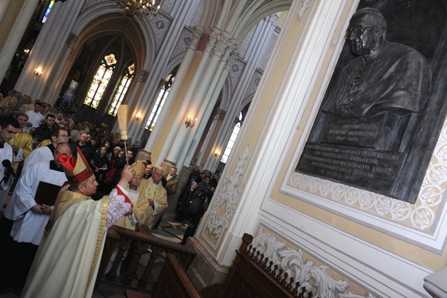 Tablica z popiersiem pierwszego ordynariusza radomskiego jest darem duchowieństwa i wiernych