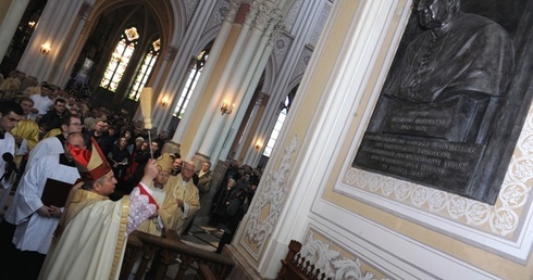 Tablica z popiersiem pierwszego ordynariusza radomskiego jest darem duchowieństwa i wiernych