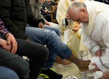 Papież umył stopy 12 nieletnim więźniom