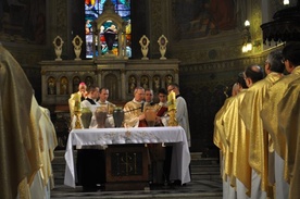 Wyjątkowa jest liturgia Mszy Krzyżma, w czasie której księża odnawiają przyrzeczenia kapłańskie, a biskup dokonuje poświęcenia olejów: chorych i katechumenów oraz konsekracji Krzyżma