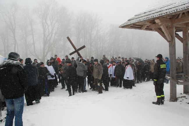 Droga Krzyżówa po śnieżnym szlaku