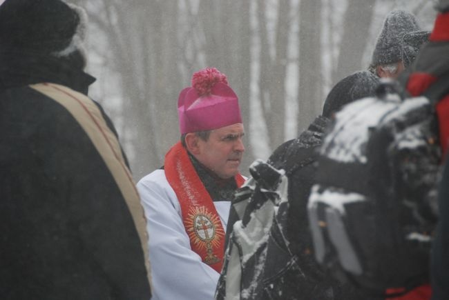 Droga Krzyżówa po śnieżnym szlaku