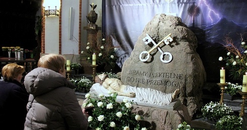 Skała i Piotrowe klucze znalazły się w Grobie Pańskim w bazylice archikatedralnej