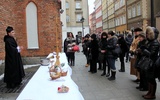 "Polowe" święcenie pokarmów przed archikatedrą warszawską