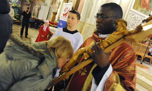 Krzyż Chrystusa całowali wszyscy uczestnicy liturgii