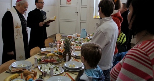 Abp Henryk Hoser i ks. Dariusz Marczak, dyrektor praskiej Caritas witają gości śniadania