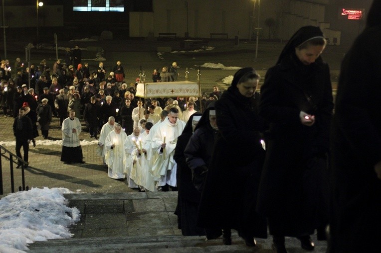 Procesja rezurekcyjna wokół katedry