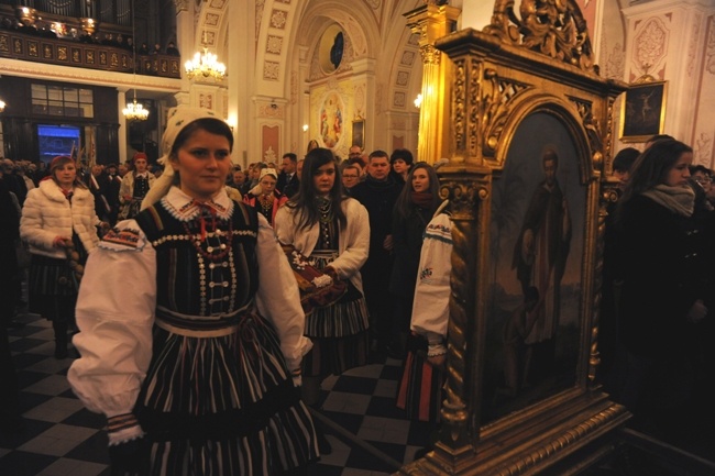 Żywy folklor na Rezurekcji w opoczyńskiej kolegiacie