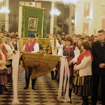 Żywy folklor na Rezurekcji w opoczyńskiej kolegiacie