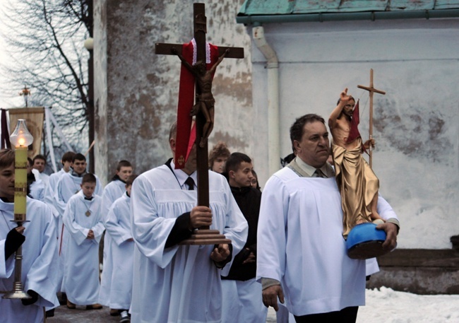 Żywy folklor na Rezurekcji w opoczyńskiej kolegiacie