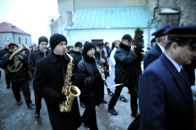 Żywy folklor na Rezurekcji w opoczyńskiej kolegiacie