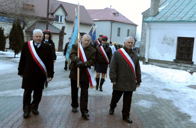 Żywy folklor na Rezurekcji w opoczyńskiej kolegiacie