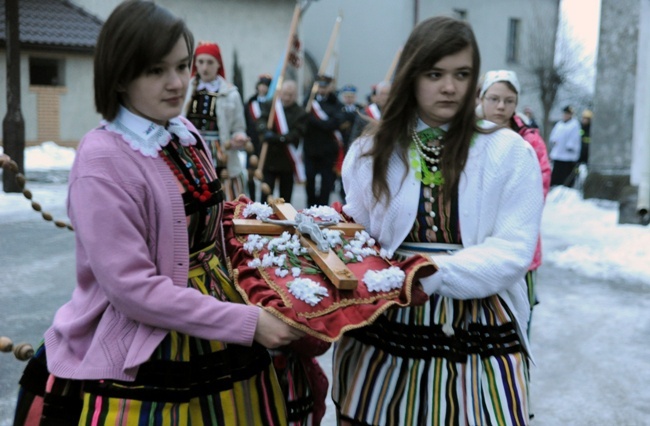 Żywy folklor na Rezurekcji w opoczyńskiej kolegiacie