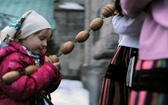 Żywy folklor na Rezurekcji w opoczyńskiej kolegiacie