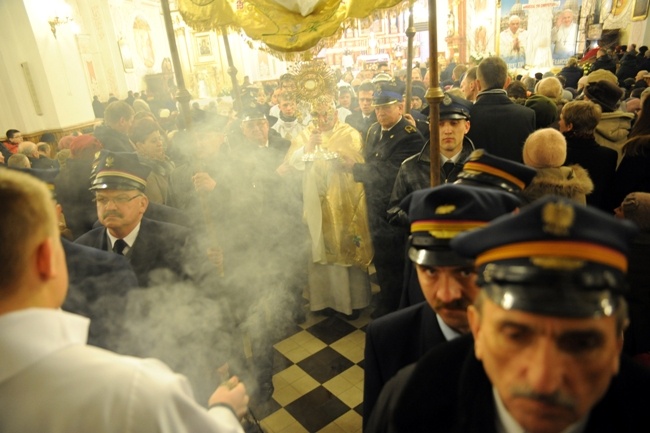 Żywy folklor na Rezurekcji w opoczyńskiej kolegiacie