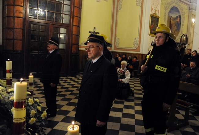 Żywy folklor na Rezurekcji w opoczyńskiej kolegiacie