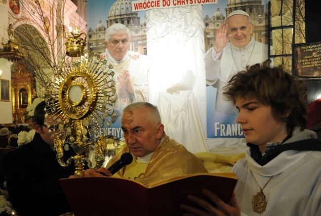 Żywy folklor na Rezurekcji w opoczyńskiej kolegiacie