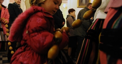 Żywy folklor na Rezurekcji w opoczyńskiej kolegiacie