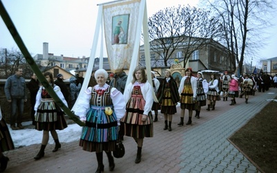 W procesji rezurekcyjnej bierze udział barwny korowód w strojach opoczyńskich