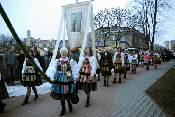 W procesji rezurekcyjnej bierze udział barwny korowód w strojach opoczyńskich