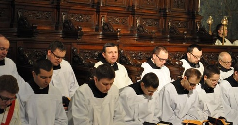 Klerycy i księża profesorowie WSD na modlitwie brewiarzowej w katedrze